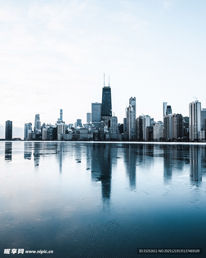城市天际线与水面倒影