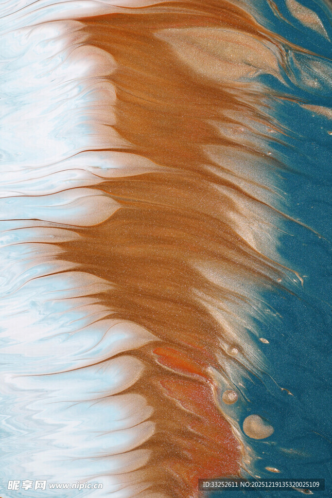 水面上的色彩波纹倒影