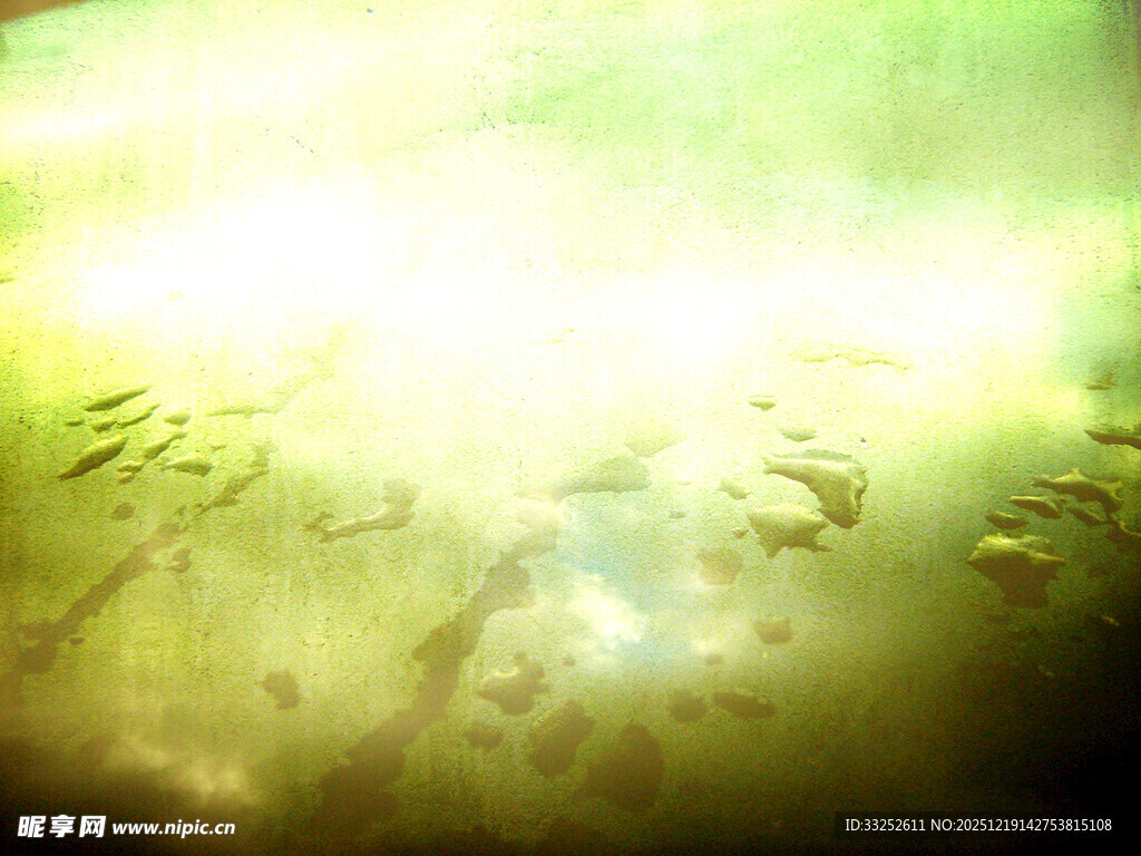 梦幻绿色光斑下的神秘景象