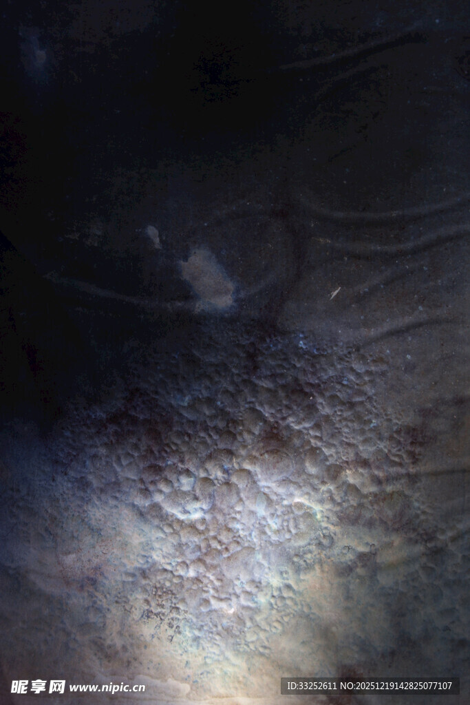 神秘光影下的模糊景象