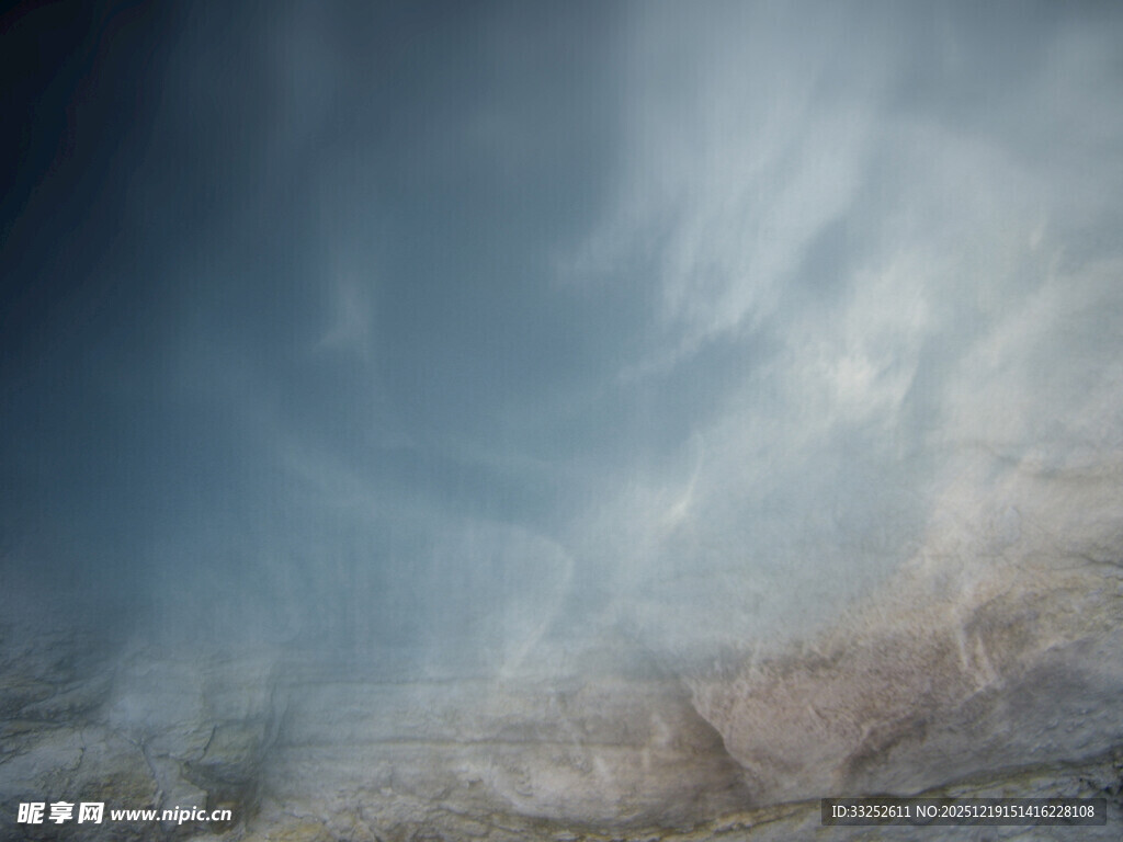 梦幻云雾缭绕的天空景象