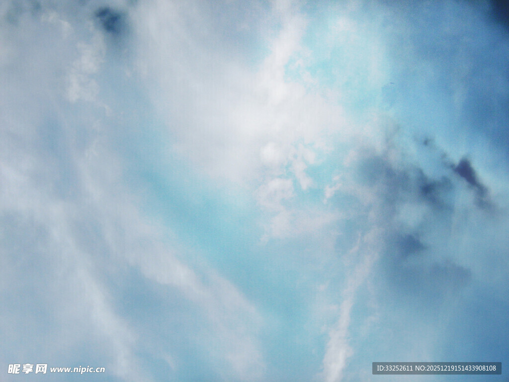 梦幻蓝色天空与云彩景观