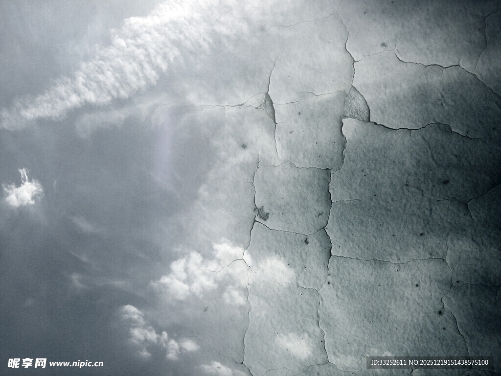 天空中闪电划破灰暗云层