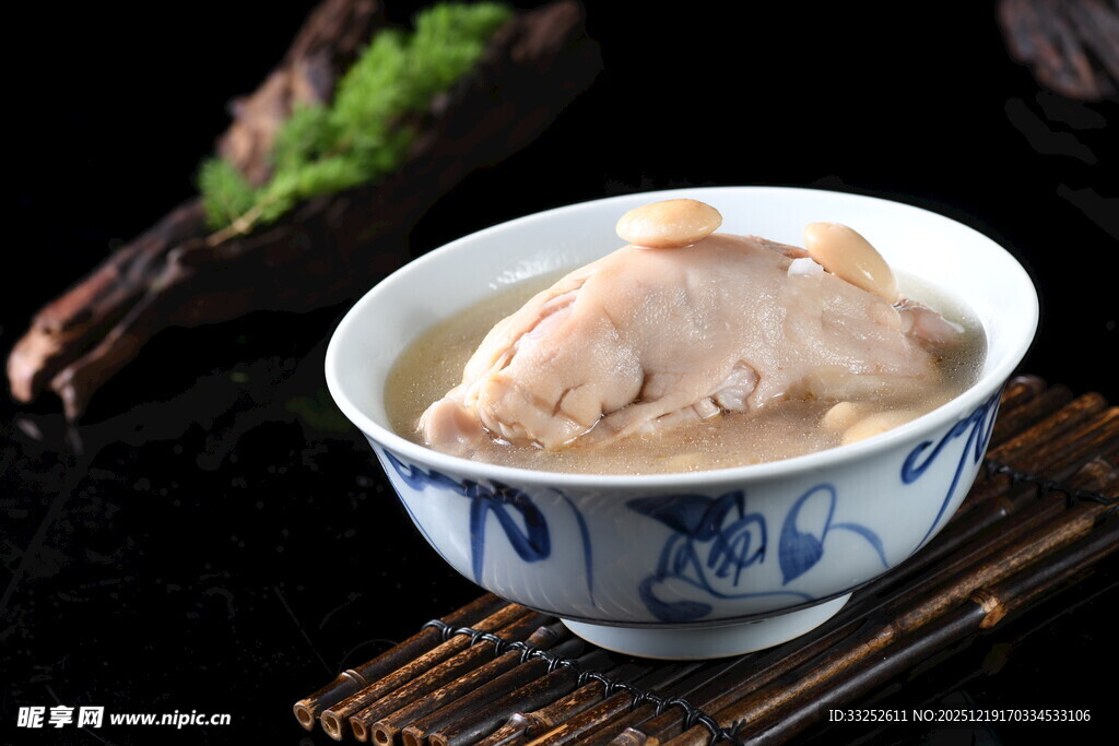 青花瓷碗中的蹄花