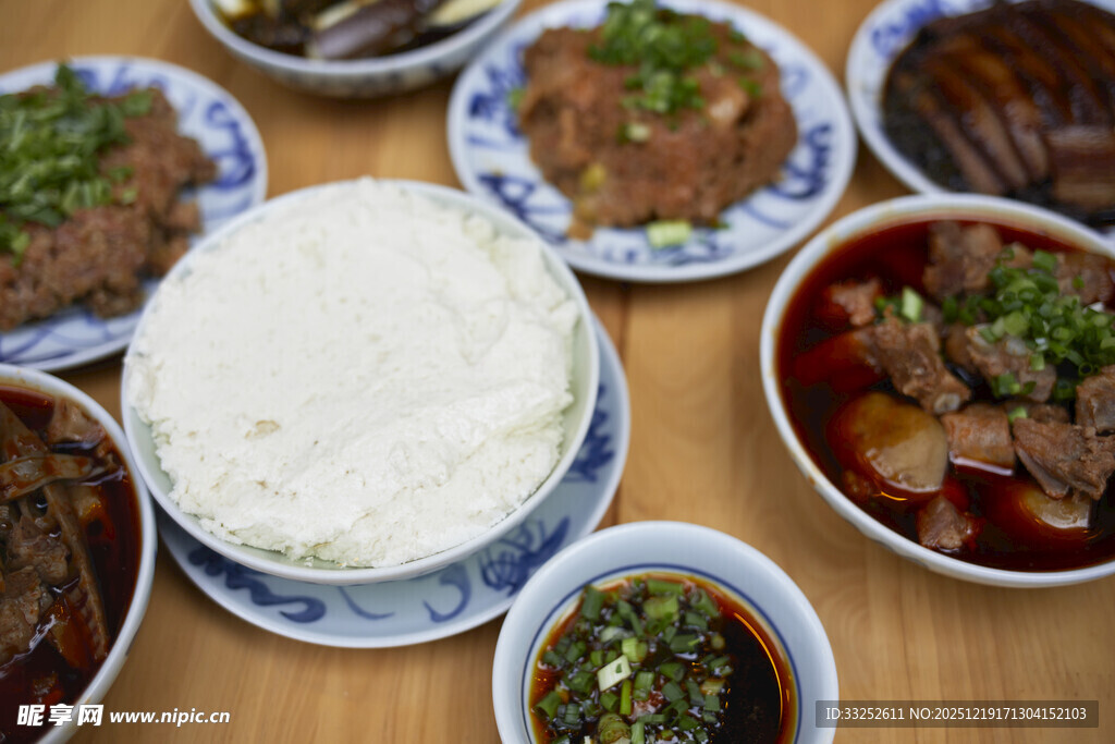 丰盛中式菜肴与主食