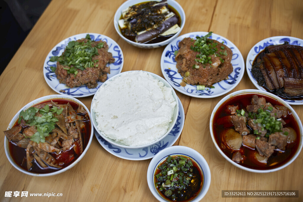 丰盛中式菜肴摆桌