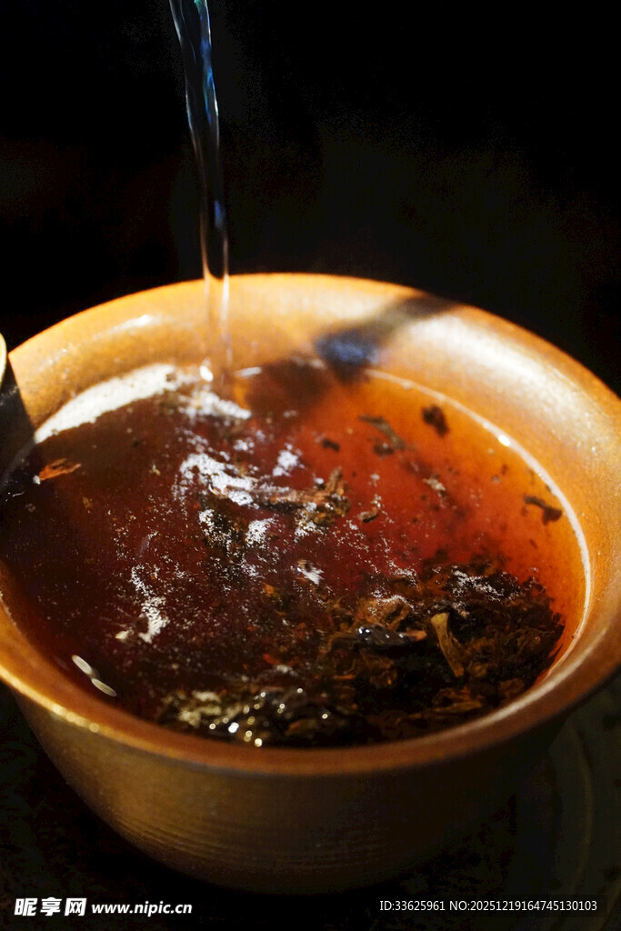 茶汤倾入碗中瞬间