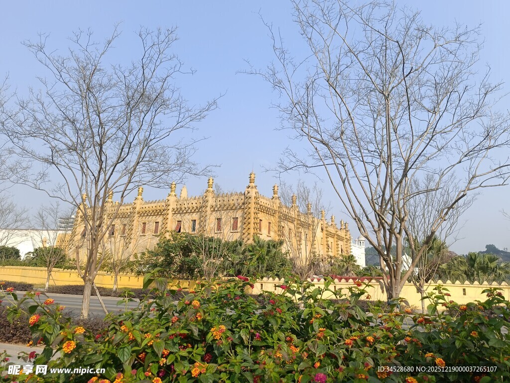 花园中的宏伟建筑