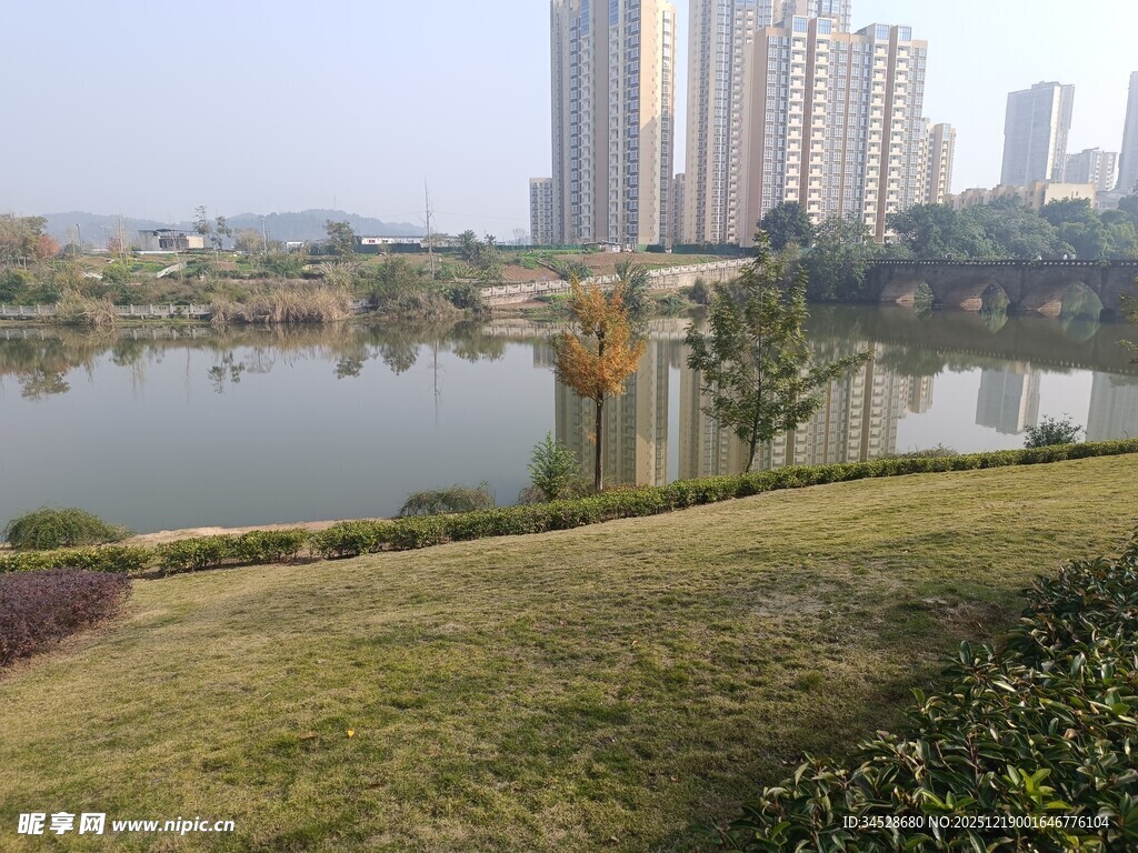 湖畔城市风光美景