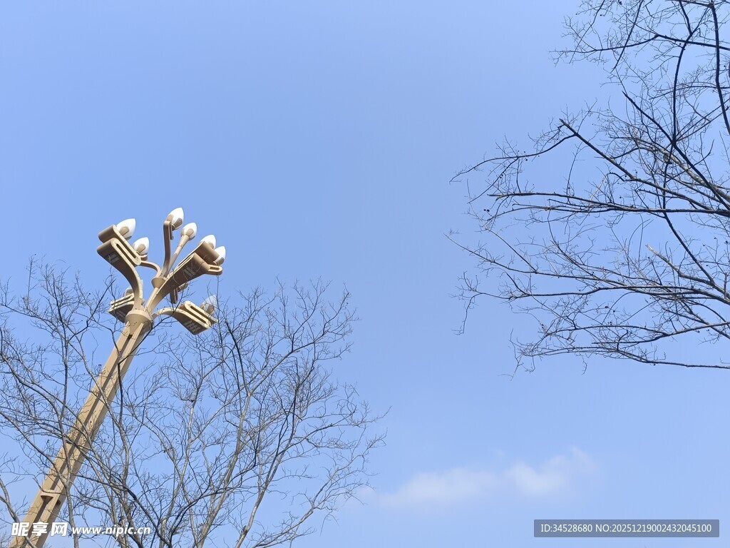 蓝天中的多灯路灯杆