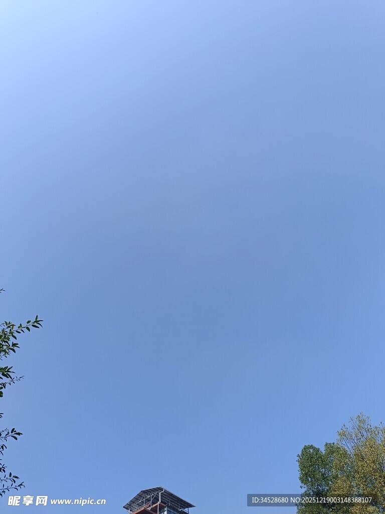 蓝天绿树间的古朴建筑