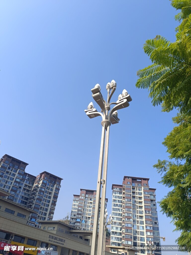 城市中的高耸路灯