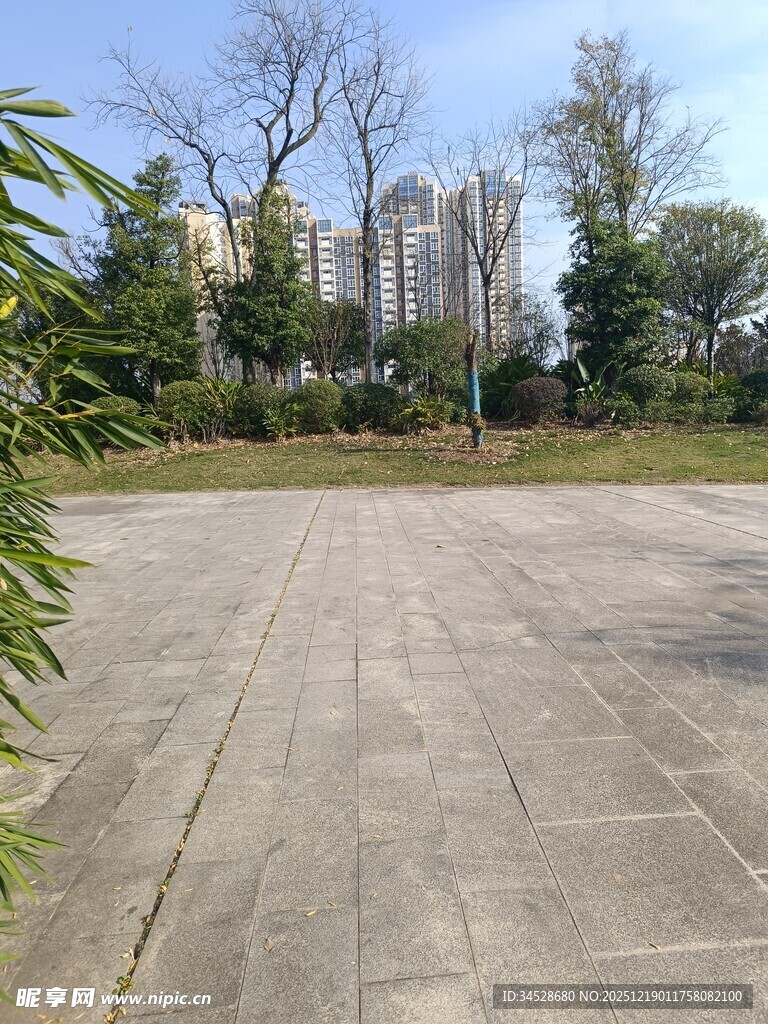 空旷户外水泥场地景观