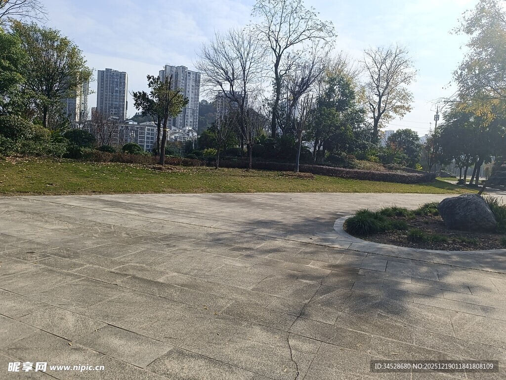 空旷户外场地与远处建筑