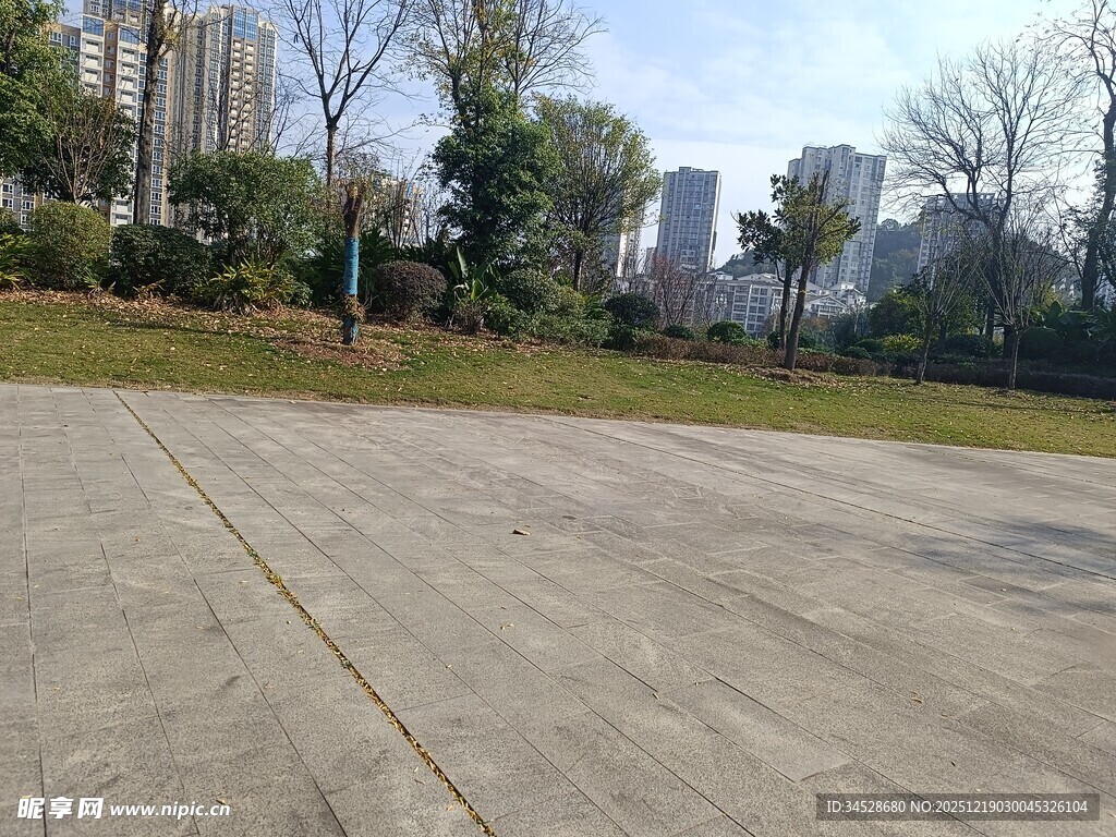 空旷户外水泥场地