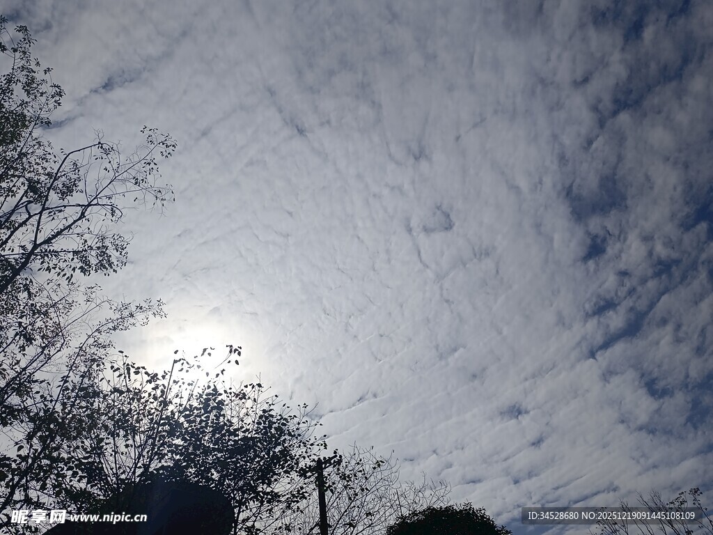 阳光穿透云层的天空景象