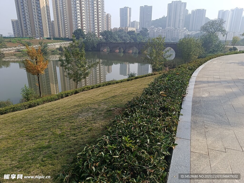 城市河畔步道景观