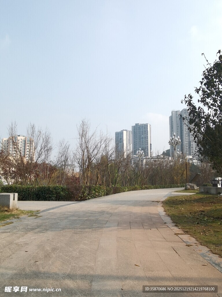 城郊开阔道路与远处高楼