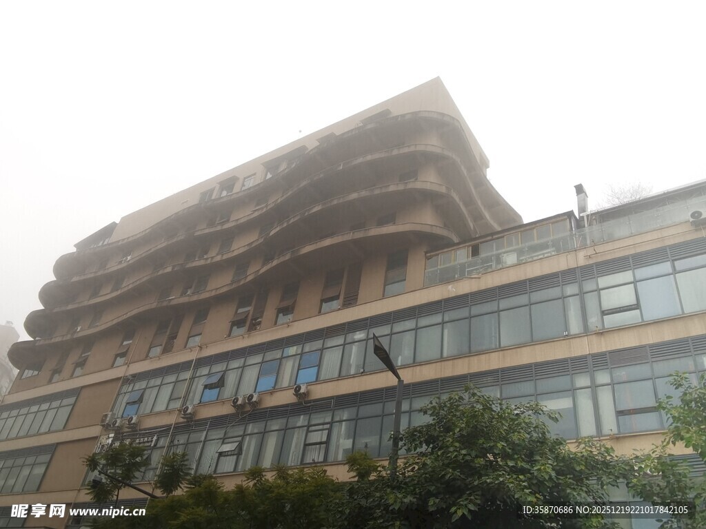 雾中多层建筑外观