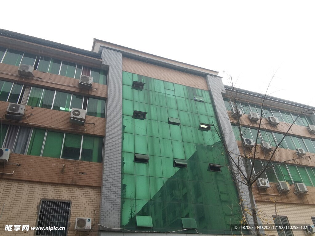 现代玻璃外墙多层建筑