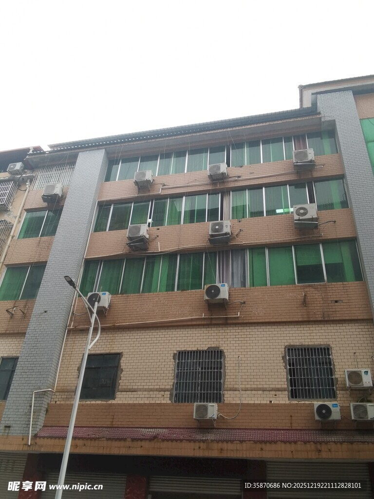 多层居民楼外观景象