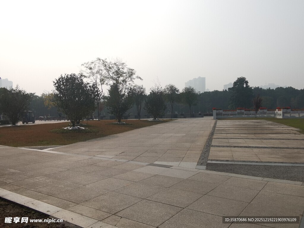 开阔户外水泥场地景观