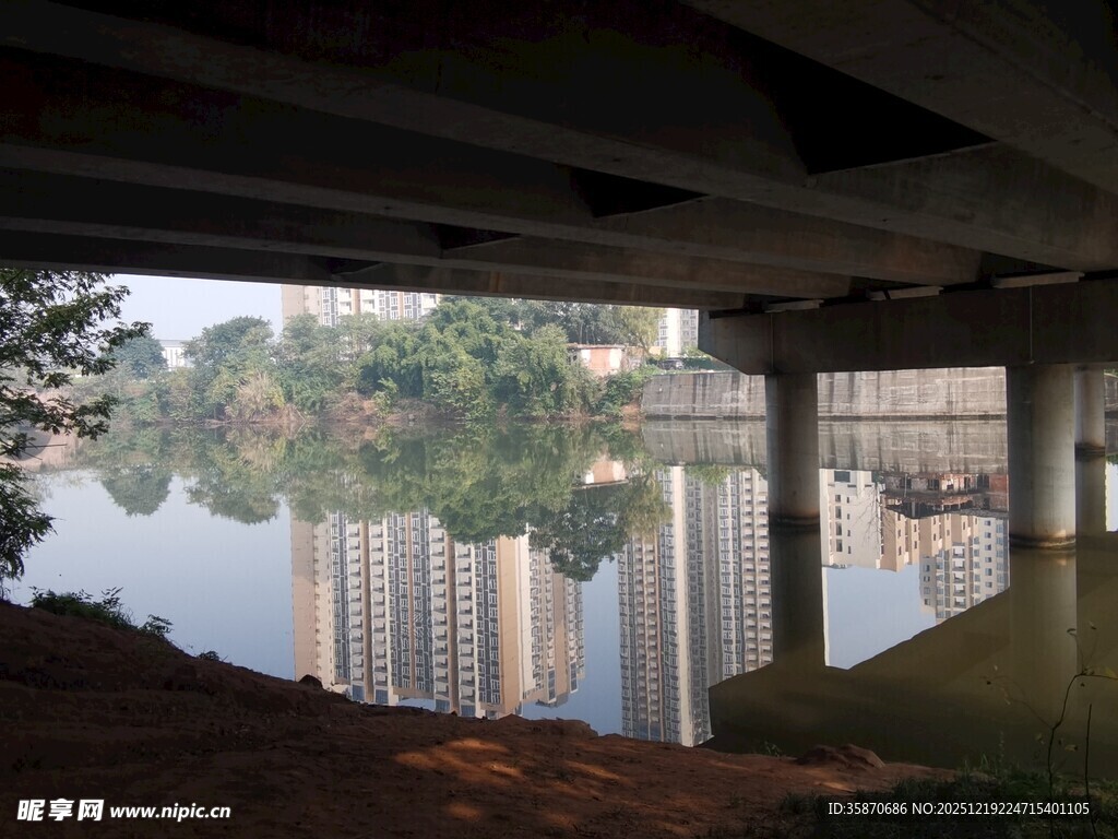 桥下湖水倒影风景如画