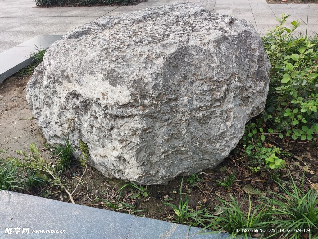 户外灰色纹理大石头