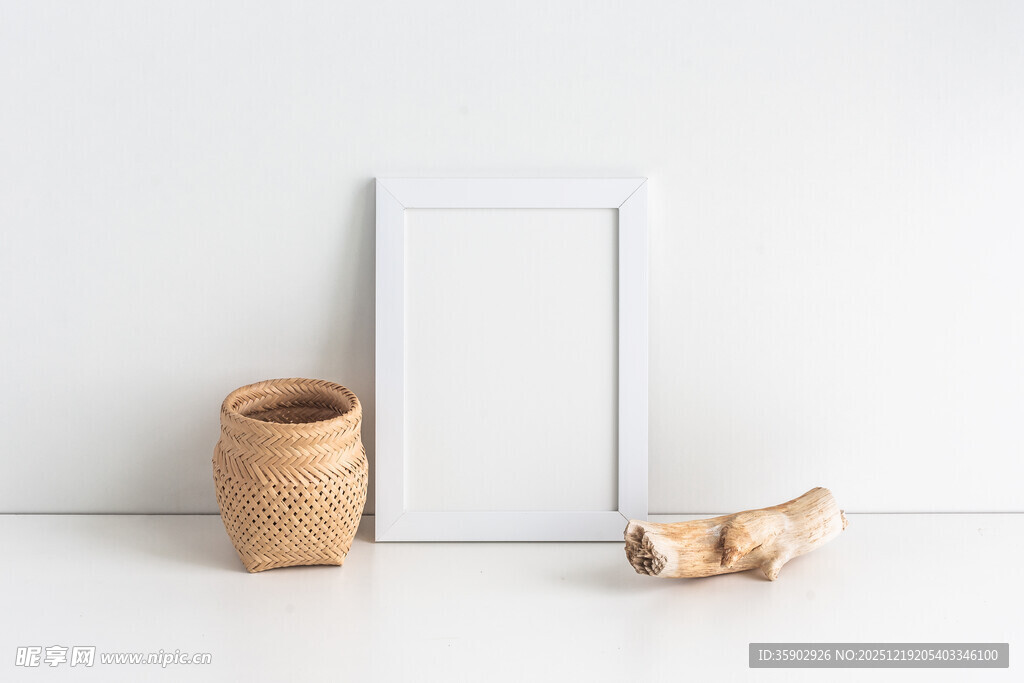 简约静物相框与装饰摆件