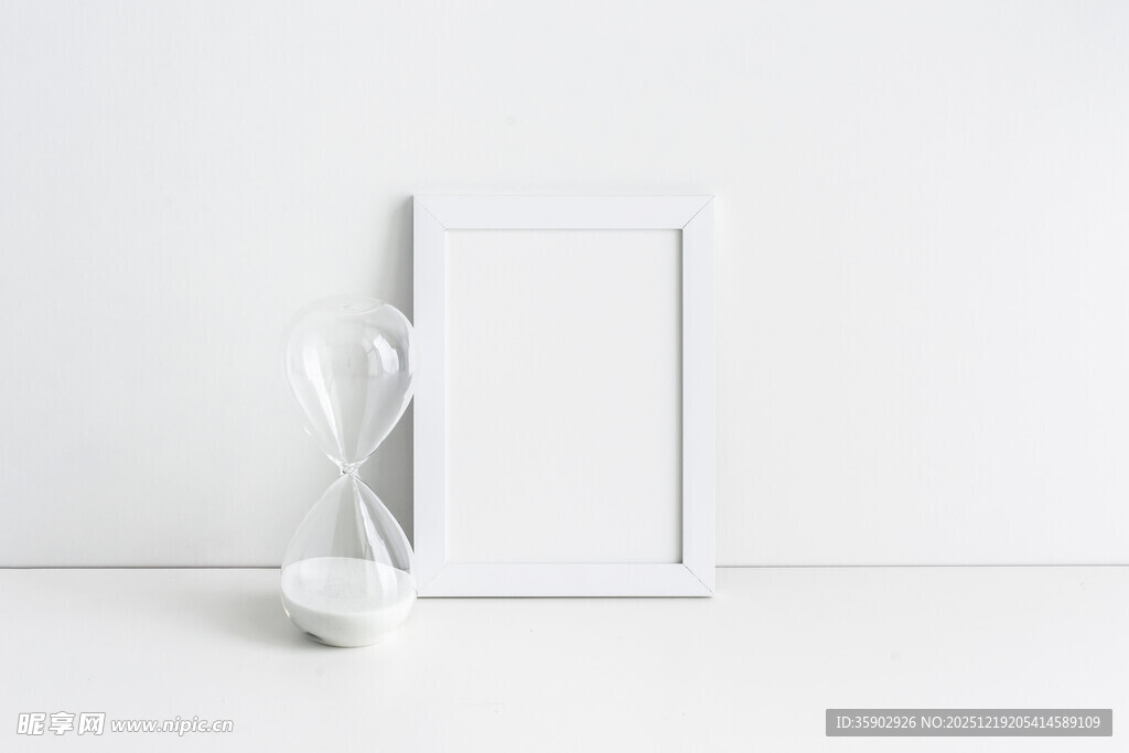 简约白色相框及摆件