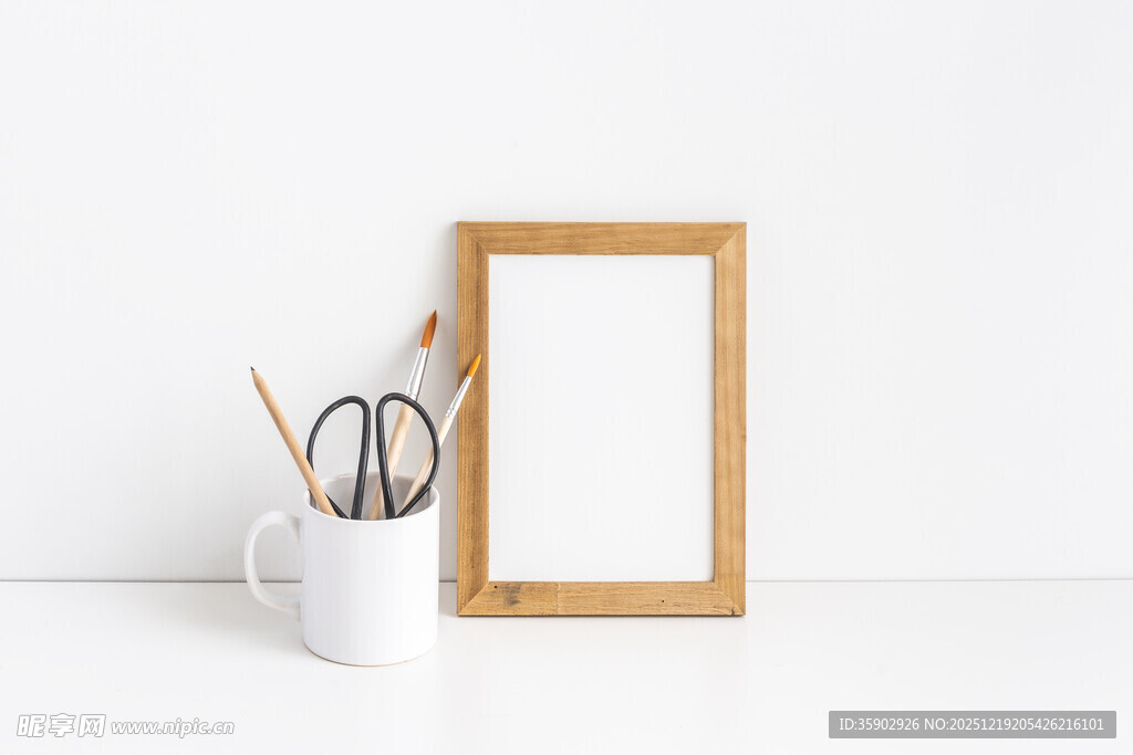 木质相框与文具静物组合