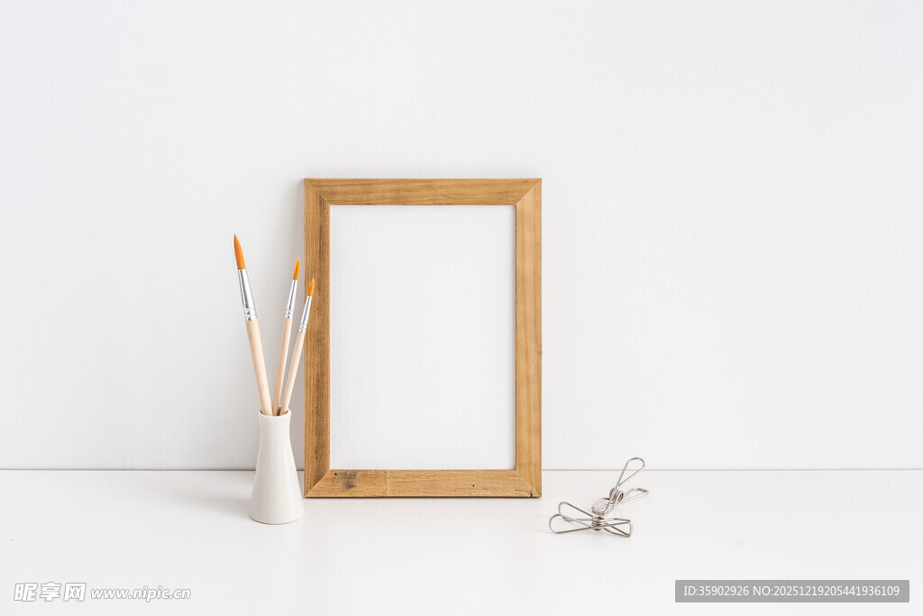 简约木质相框与文具摆件