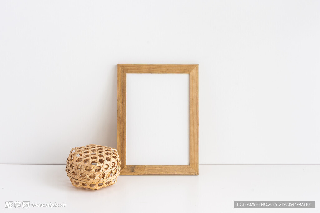 木质相框与编织摆件