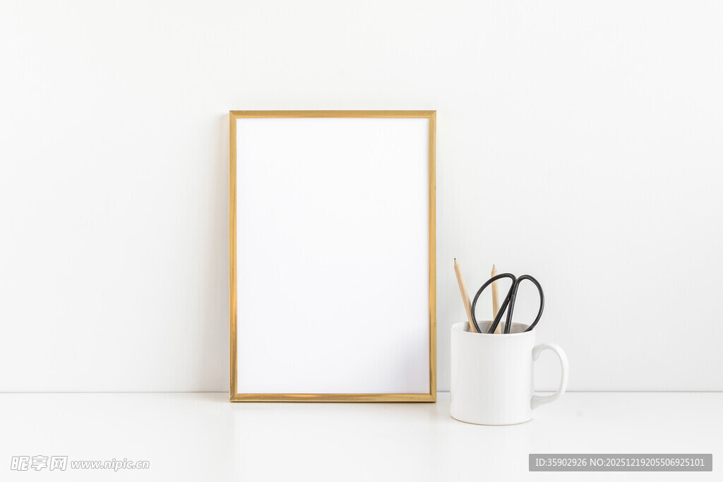 空白画框与文具静物场景
