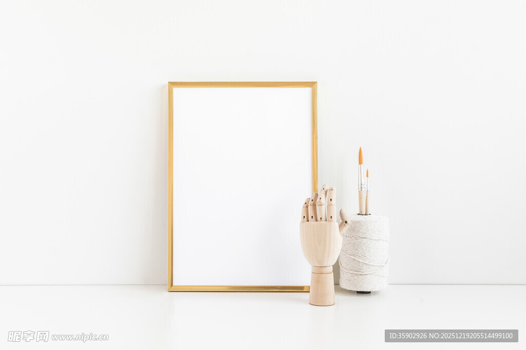 简约相框与装饰摆件