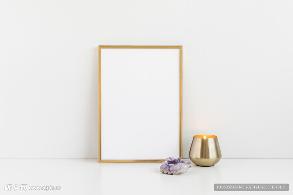 金色相框与装饰摆件