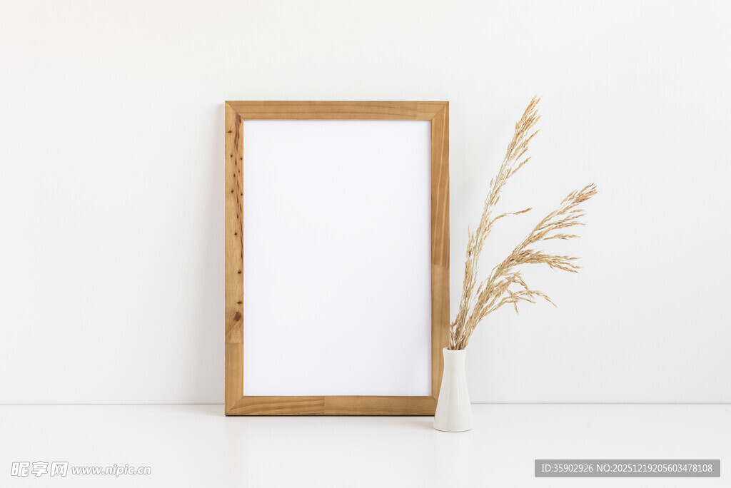 木质相框与干花简约摆件