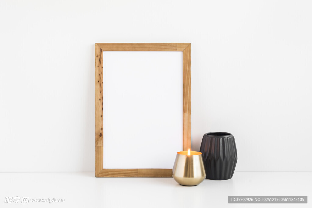 木质相框与装饰摆件