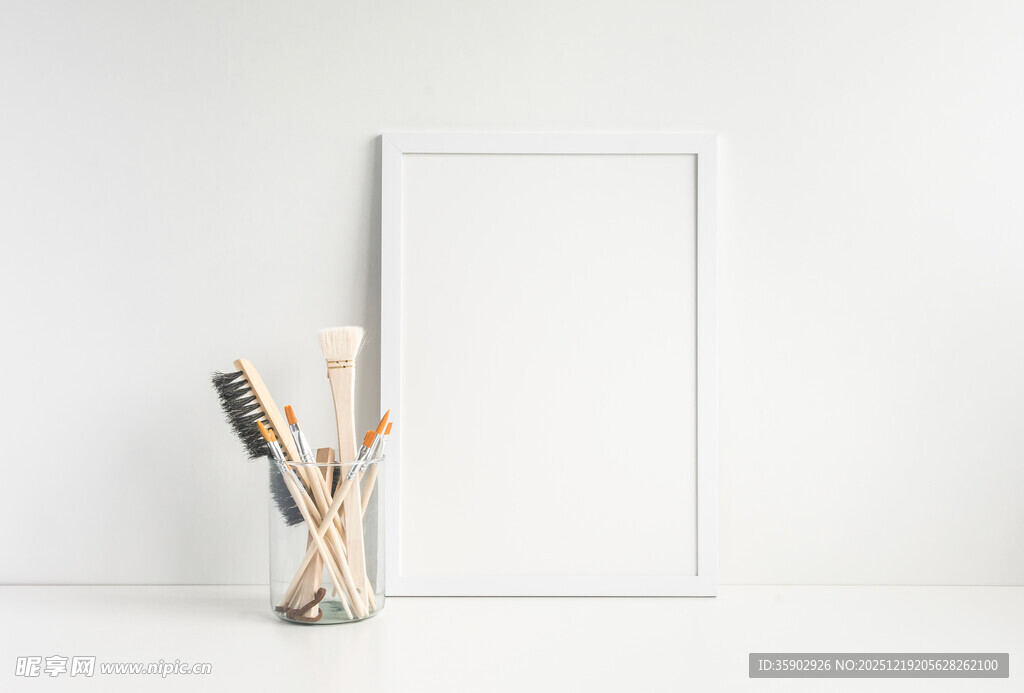 空白画框与绘画工具