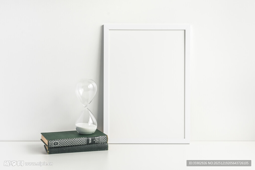 简约相框与书籍静物组合