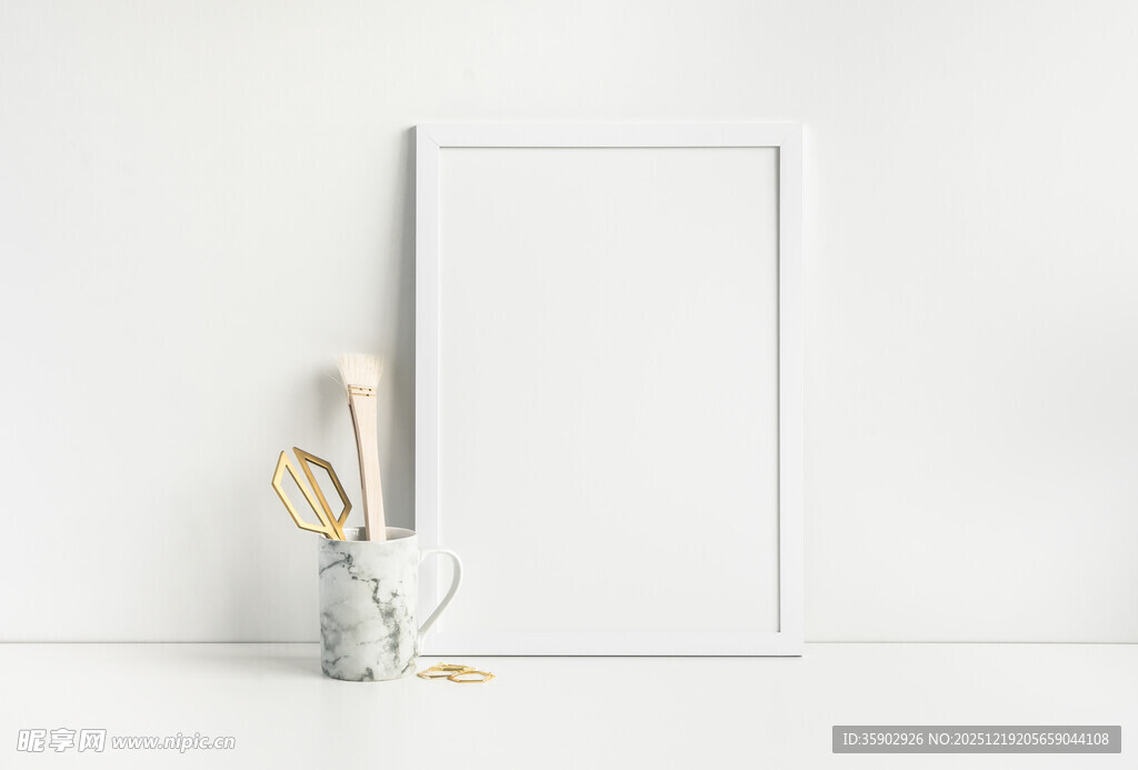 空白画框与装饰摆件