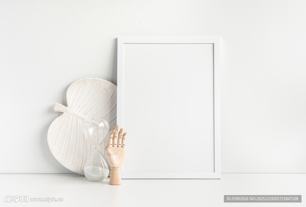 手捧装饰画框的温馨场景