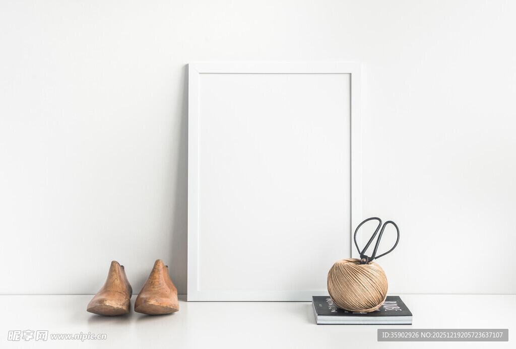 简约室内鞋与装饰物件展示