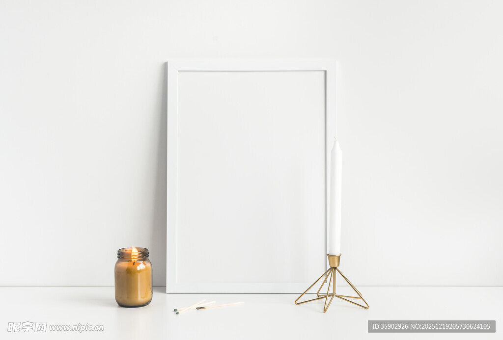 简约空白画框与摆件组合