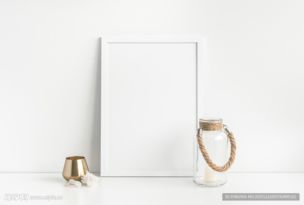 简约空白画框与装饰摆件