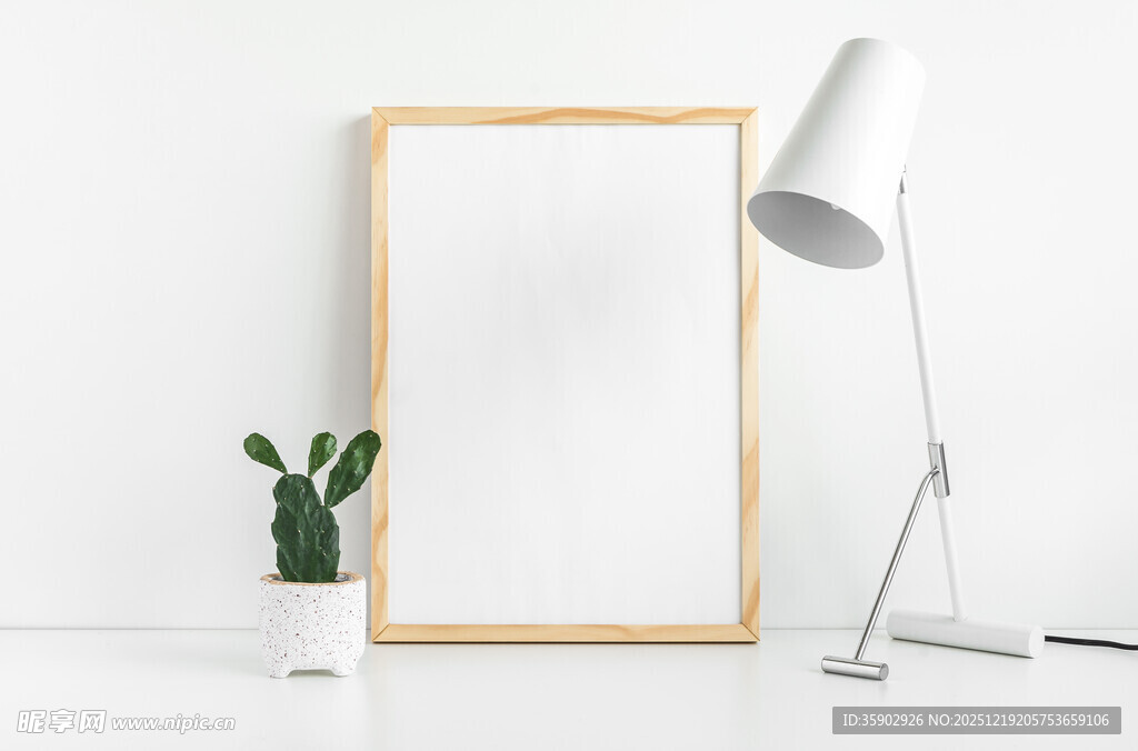 简约空白画框与台灯场景