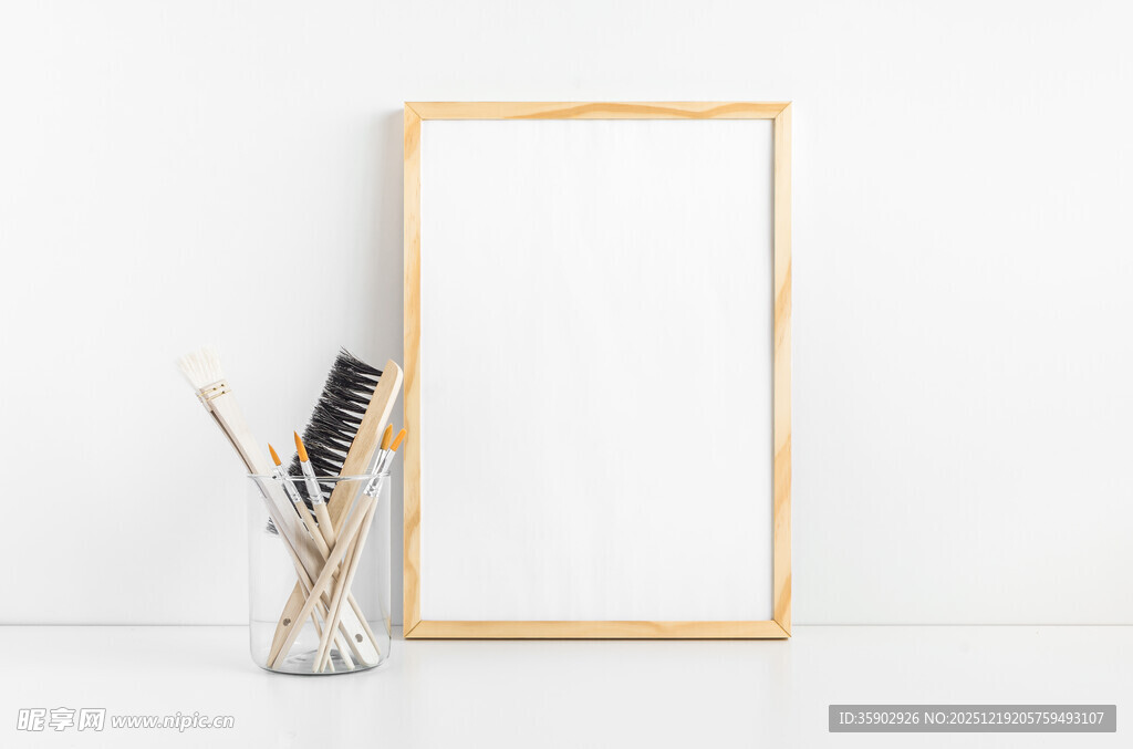空白画框与画笔静物组合