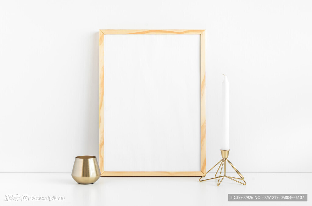 简约相框与摆件装饰组合