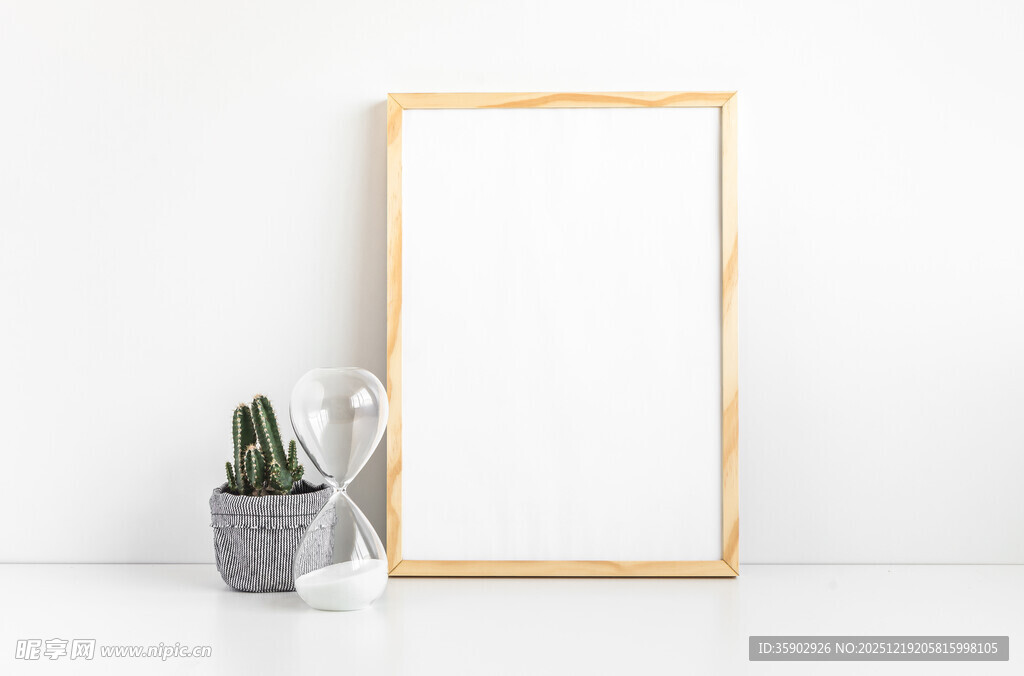 空白画框与绿植静物场景