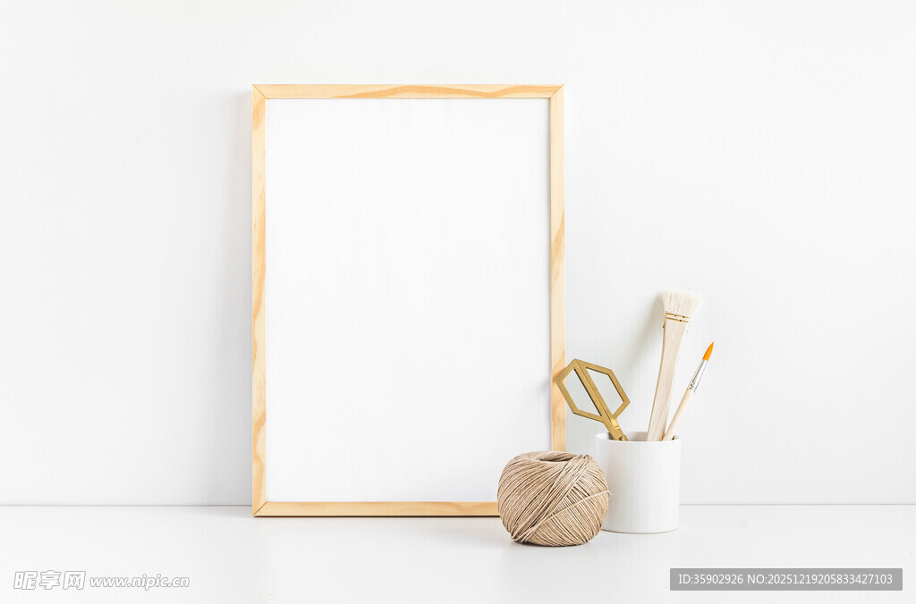 简约画框与文具静物组合